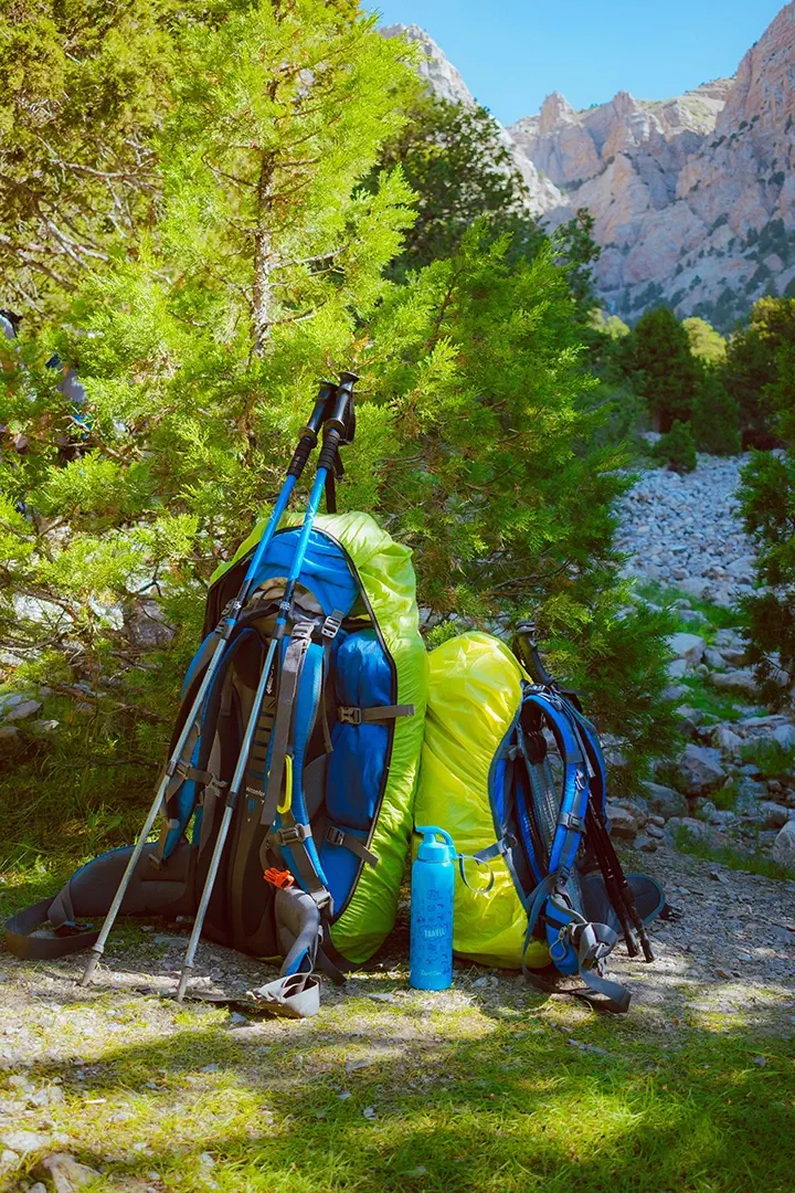 Matériel de randonnée prêt pour l’aventure : sacs à dos, bâtons, gourde — l’équipement essentiel d’un explorateur Trekks pour relever des quêtes en milieu naturel, avec une approche gamifiée du voyage en autonomie.