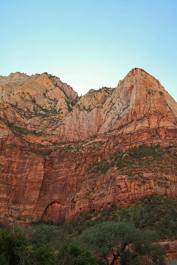 Formation rocheuse monumentale aux teintes rouges et orangées — décor grandiose pour une quête Trekks dans un environnement désertique, alliant exploration, contemplation et gamification de l’effort.