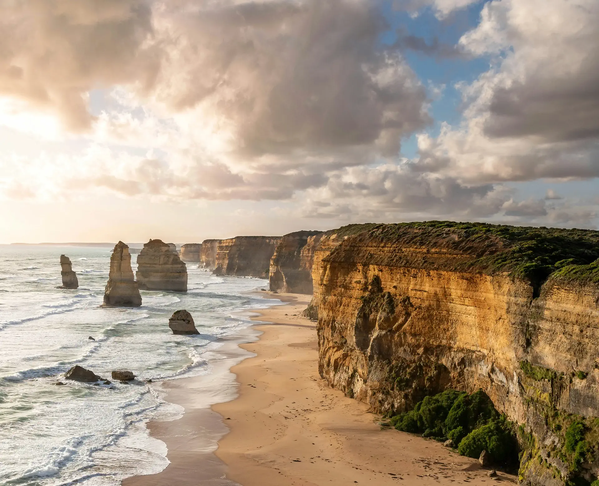 Great Ocean Walk — randonnée côtière en Australie mêlant falaises, plages sauvages et faune locale, transformée par Trekks en une expédition à quêtes secondaires et défis environnementaux.