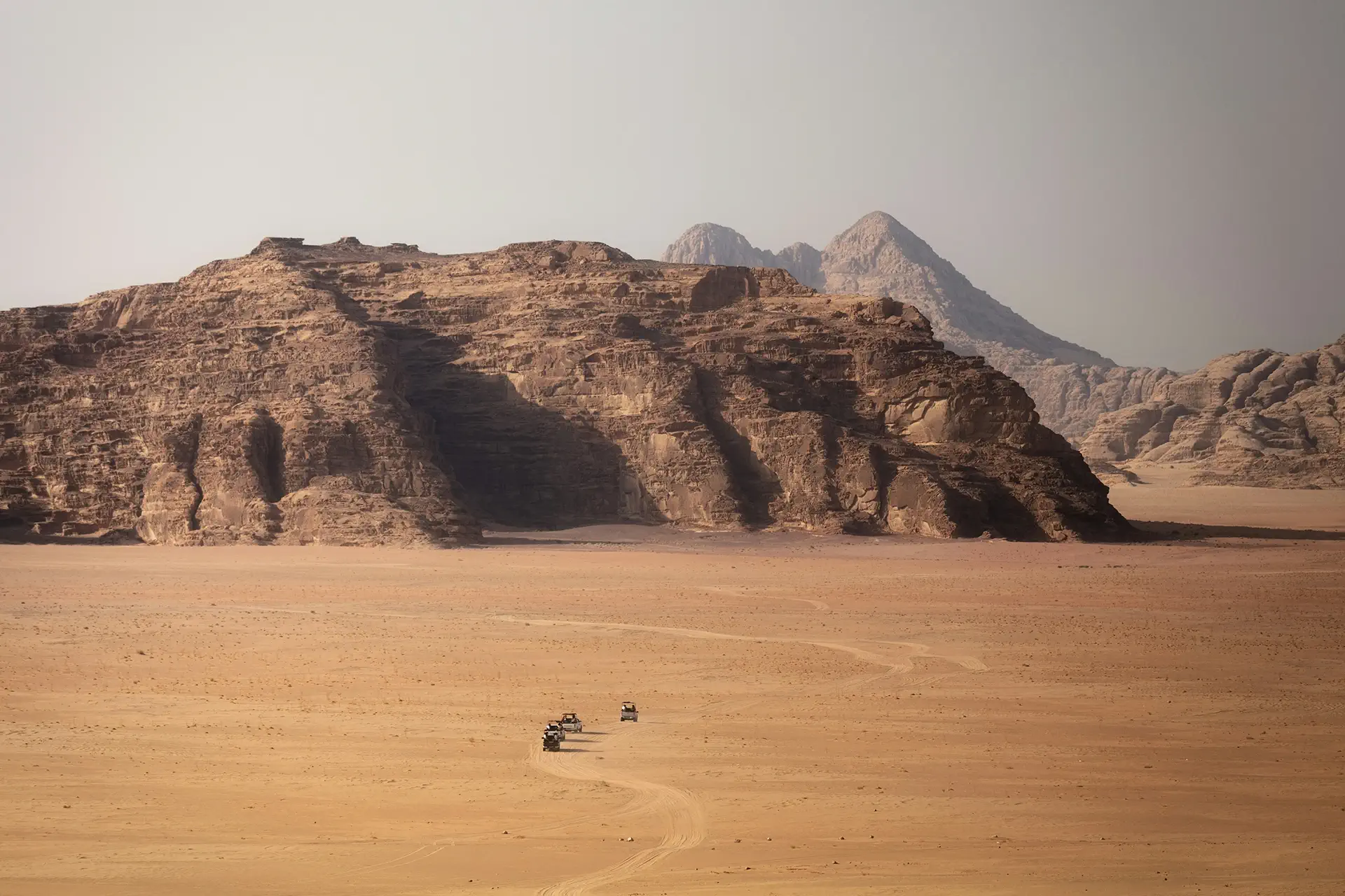 Wadi Rum — trekking dans le désert jordanien aux allures de planète rouge, transformé par Trekks en aventure martienne avec navigation par repères, défis de survie et quêtes de résilience.